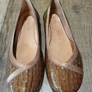 Vionic Women's Brown Croc-Embossed Flats